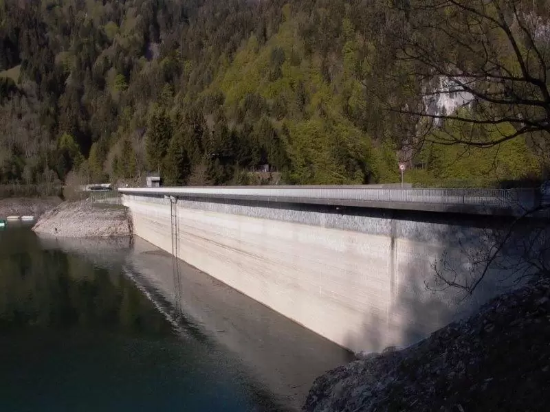 Auf der Staumauer