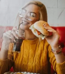 Happy about Junk Food | (c) unsplash.com, angelos michalopoulos