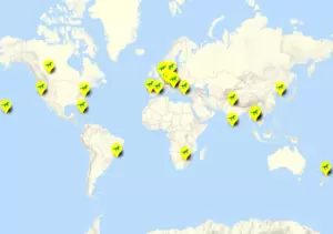 Karte mit den Projekte der Studenten (gelbe Pins) und Partner Institutionen (orange Pins)