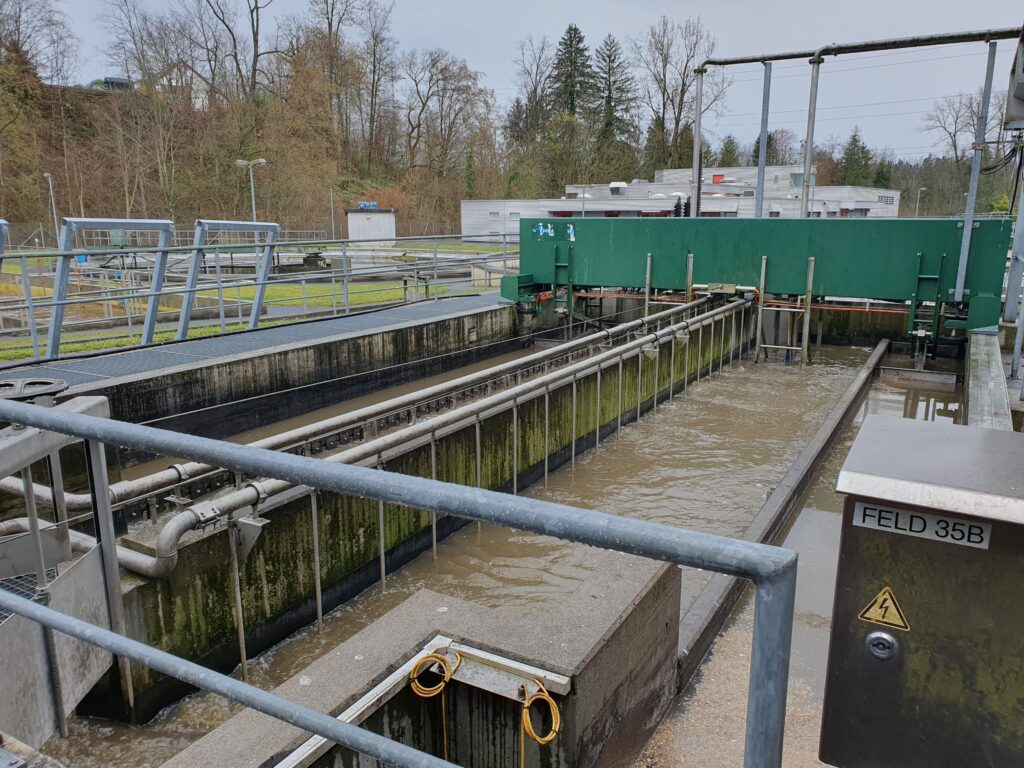 Grease and sand catch basin in a water purification plant