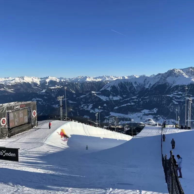 Snow half pipe in Laax GR.
