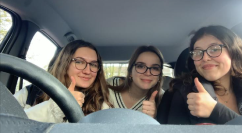 Ines Barroso, Nina Arnold, Alisha Kuenzi inside a car
