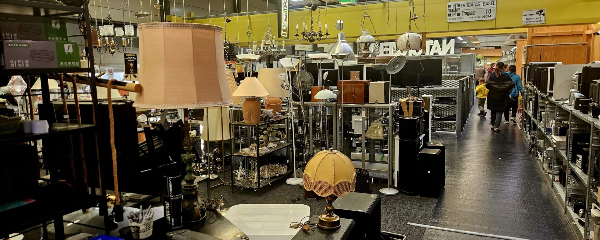 Second-hand store in Zürich, Oerlikon. Photo by Nicolas Flückiger