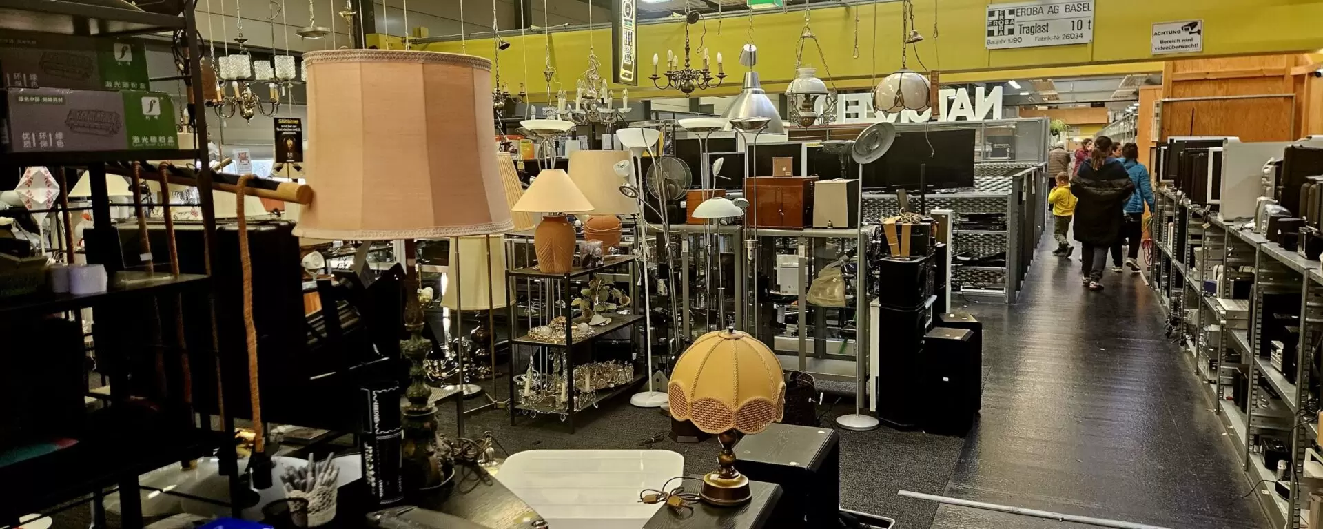 Second-hand store in Zürich, Oerlikon. Photo by Nicolas Flückiger