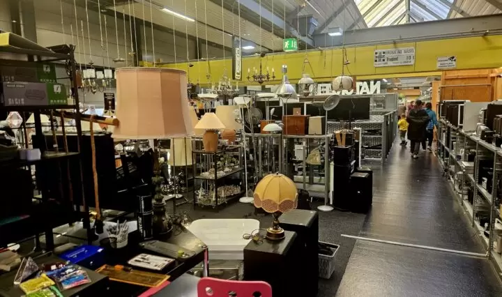 Second-hand store in Zürich, Oerlikon. Photo by Nicolas Flückiger