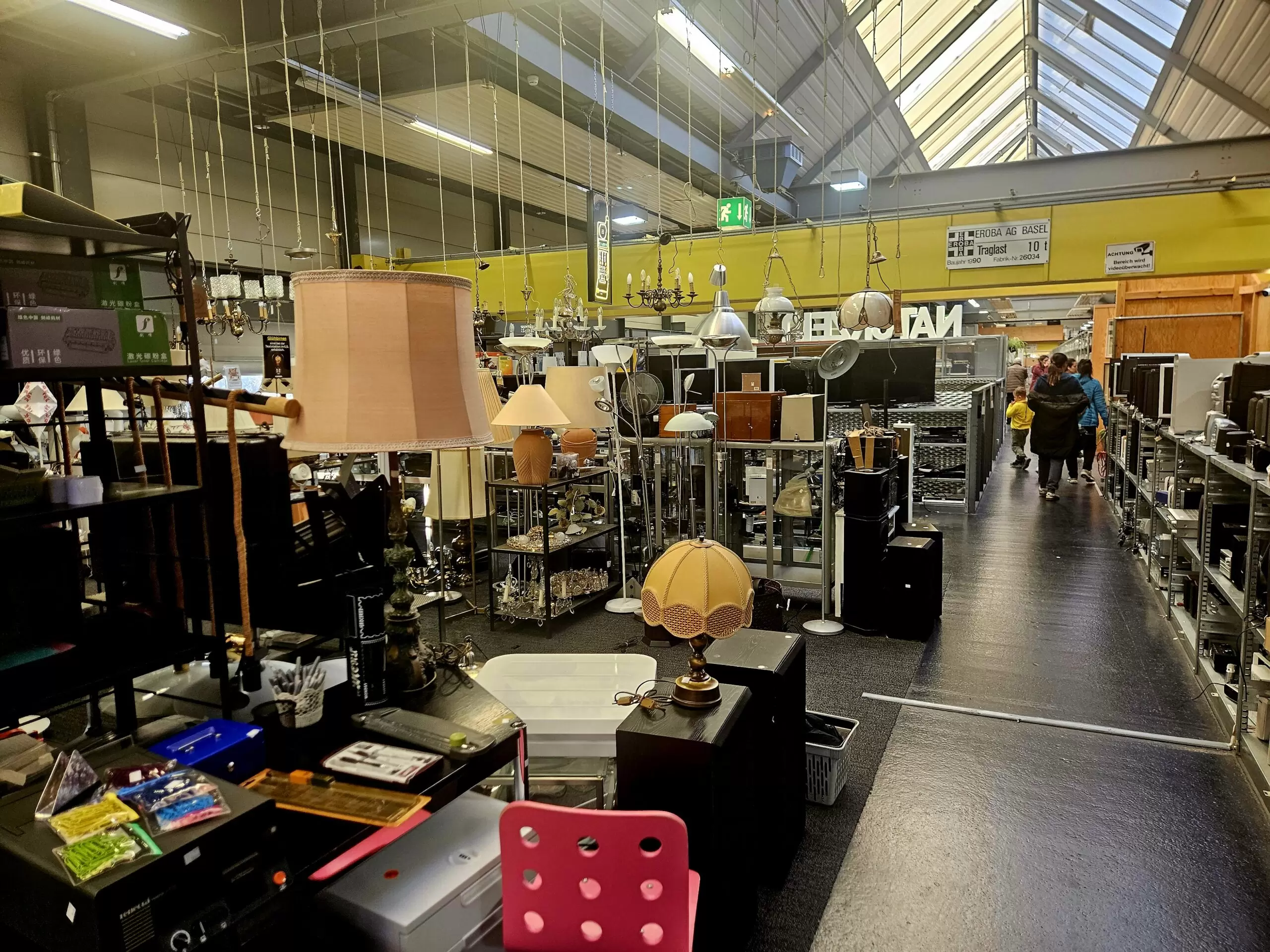 Second-hand store in Zürich, Oerlikon. Photo by Nicolas Flückiger